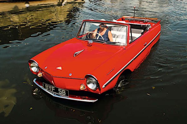 Опитите да се построи кола, която може да се управлява по пътя, да лети или плава, рядко постига успех. Немският Amphicar се справя по-добре от повечето.

Захранвани от стандартен двигател с 1147 куб.см (използван също в Triumph Herald и Spitfire), който задвижва или задните колела, или две витла според изискванията, бройки на Amphicar плават по част от река Юкон през 1965 г. и 1967 г. Друг прекосява Ламанша малко преди това. 

Опитът за пресичане на Гибралтарския проток с друг "амфикар" по същото време обаче приключа с удар в кораб. Самият автомобил потъва буквално в бизнеса, защото едва ли някой иска такъв. Въпреки че сред феновете е самият американски президент Линдън Джонсън.